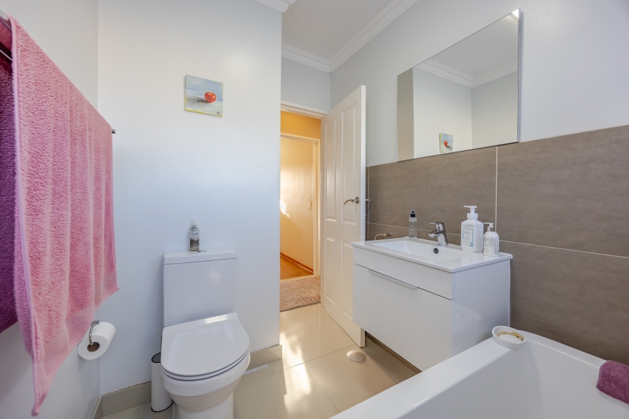 3 Bedroom Property for Sale in Lakeside Western Cape